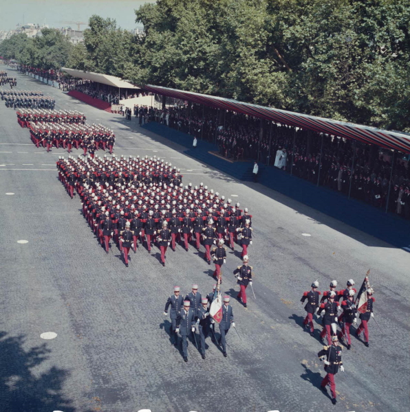 2_F 71-308 RC73.jpg - Les drapeaux de l'ÉSM de Saint-Cyr et de l'ÉMIA puis, dans l'ordre : les promotions « général Gilles » et « général de Gaulle » de l'ÉSM et, au loin, la promotion « général Kœnig » de l'ÉMIA. Devant la tribune des officiels.